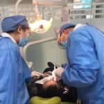 牙醫正在給客人洗牙